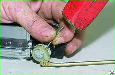 Removing and dismantling the outer door handle