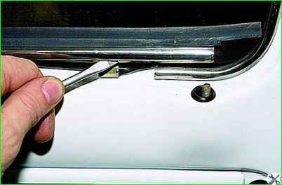 Replacing car door glass