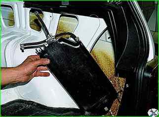 How to remove the VAZ-21214 fuel vapor recovery system components