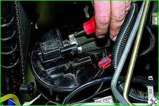 How to remove the VAZ-21214 fuel vapor recovery system components