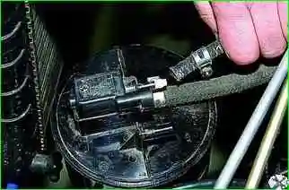 Як зняти вузли системи уловлювання парів палива ВАЗ-21214 Як зняти вузли системи уловлювання парів палива ВАЗ-21214