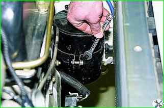 How to remove the VAZ-21214 fuel vapor recovery system components 