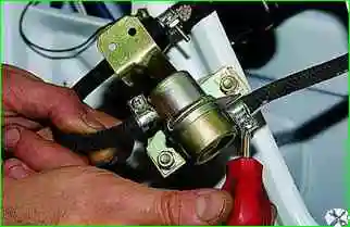 Як зняти вузли системи уловлювання парів палива ВАЗ-21214 Як зняти вузли системи уловлювання парів палива ВАЗ-21214