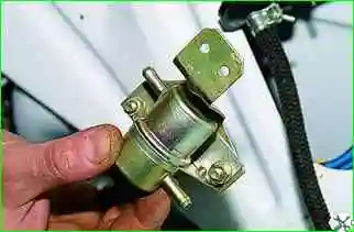 Як зняти вузли системи уловлювання парів палива ВАЗ-21214 Як зняти вузли системи уловлювання парів палива ВАЗ-21214