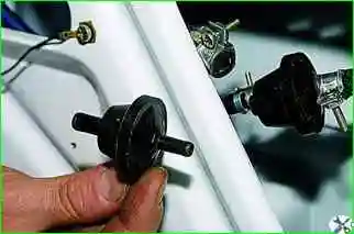 Як зняти вузли системи уловлювання парів палива ВАЗ-21214 Як зняти вузли системи уловлювання парів палива ВАЗ-21214