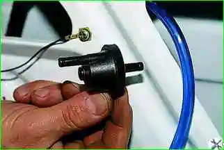 Як зняти вузли системи уловлювання парів палива ВАЗ-21214 Як зняти вузли системи уловлювання парів палива ВАЗ-21214