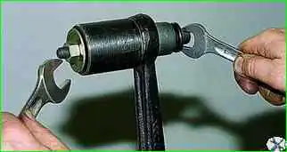 Снятие нижнего рычага подвески и замена сайлент-блоков Снятие нижнего рычага подвески и замена сайлент-блоков