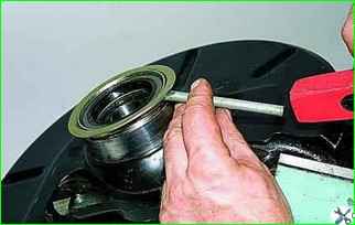 How to replace the front wheel hub bearings of the VAZ-2121