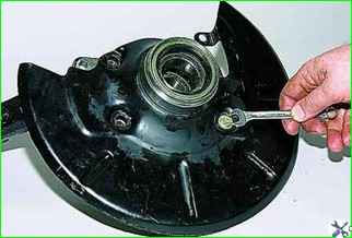 How to replace the front wheel hub bearings of the VAZ-2121