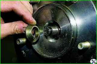 How to replace the front wheel hub bearings of a VAZ-2121