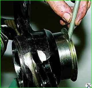 How to replace the front wheel hub bearings of a VAZ-2121