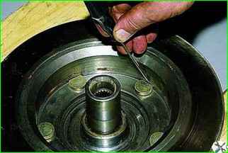 How to replace the front wheel hub bearings of the VAZ-2121