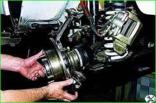 How to replace the front wheel hub bearings of a VAZ-2121