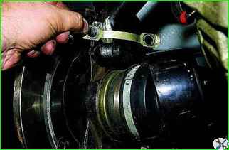 How to replace the front wheel hub bearings of a VAZ-2121