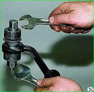 Снятие верхнего рычага подвески и замена сайлент-блоков Снятие верхнего рычага подвески и замена сайлент-блоков