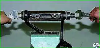 Снятие верхнего рычага подвески и замена сайлент-блоков Снятие верхнего рычага подвески и замена сайлент-блоков