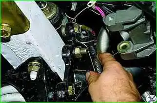 Снятие верхнего рычага подвески и замена сайлент-блоков Снятие верхнего рычага подвески и замена сайлент-блоков