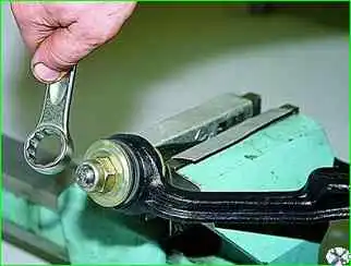 Снятие верхнего рычага подвески и замена сайлент-блоков Снятие верхнего рычага подвески и замена сайлент-блоков