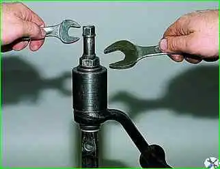 Снятие верхнего рычага подвески и замена сайлент-блоков Снятие верхнего рычага подвески и замена сайлент-блоков