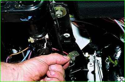 Removing the steering column