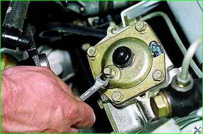 Checking the level and replacing the oil in the steering gear