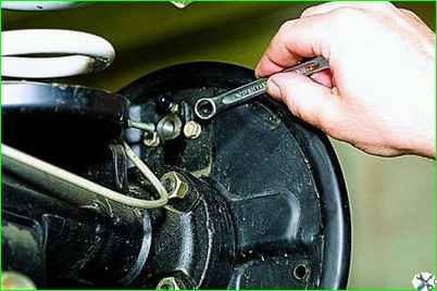 Replacing the rear brake wheel cylinder