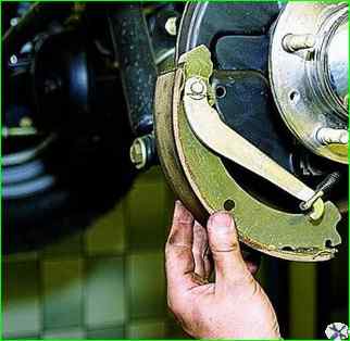 How to replace the rear brake pads VAZ-2121