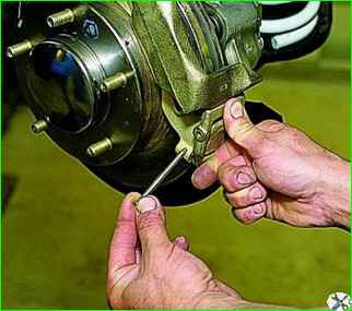 How to replace the front brake pads of a Niva VAZ-2121 car