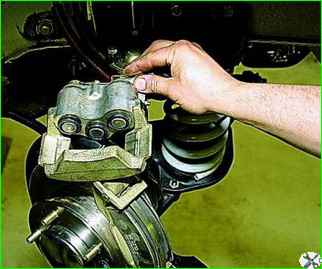 How to replace the front brake pads of a Niva VAZ-2121 car