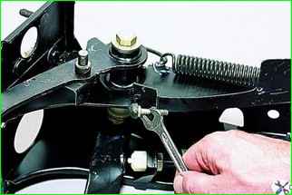 How to remove and install the VAZ-2121 brake pedal