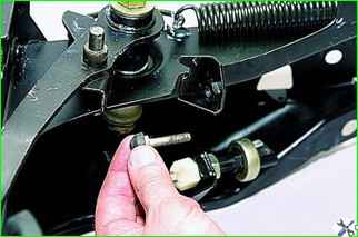 How to remove and install the VAZ-2121 brake pedal