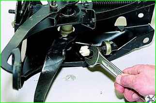 How to remove and install the VAZ-2121 brake pedal