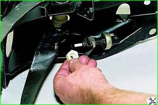 How to remove and install the VAZ-2121 brake pedal