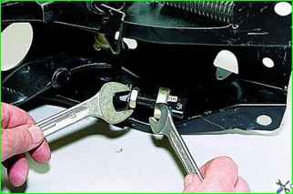 How to remove and install the VAZ-2121 brake pedal