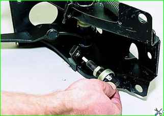 How to remove and install the VAZ-2121 brake pedal