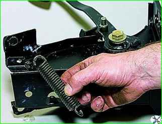 How to remove and install the VAZ-2121 brake pedal