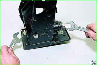 How to remove and install the VAZ-2121 brake pedal