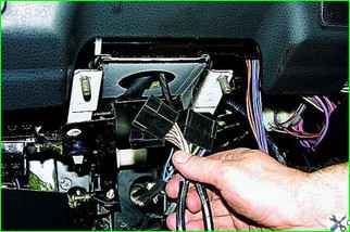 How to remove and install the VAZ-2121 brake pedal