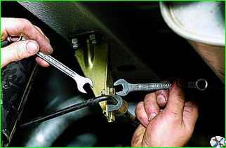 Removing the rear brake pressure regulator and its drive