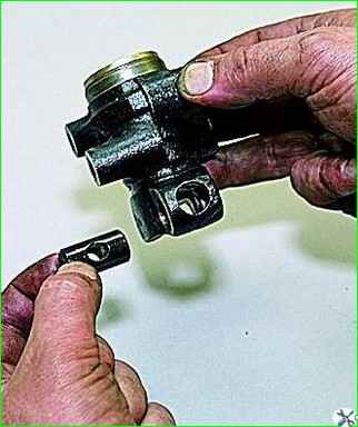 Removing the rear brake pressure regulator and its drive