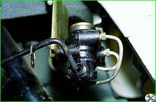 Removing the rear brake pressure regulator and its drive