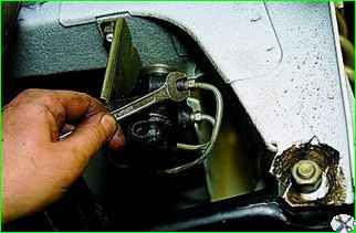 Removing the rear brake pressure regulator and its drive