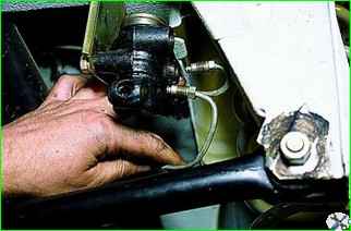 Removing the rear brake pressure regulator and its drive