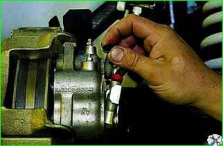 How to bleed the VAZ-2121 brake hydraulic drive