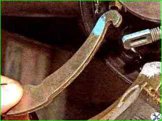 How to replace the rear brake pads of a VAZ-2121