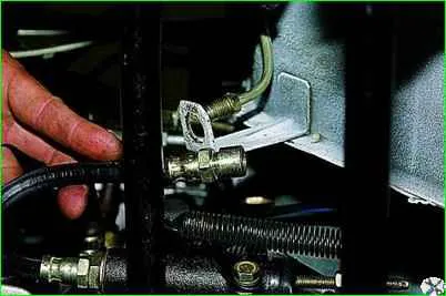 Extracción de la manguera hidráulica del embrague flexible