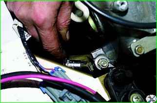 How to remove the gearbox of a VAZ-2121 car