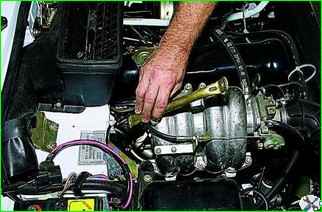 How to remove the gearbox of a VAZ-2121 car