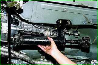 How to remove the gearbox of a VAZ-2121 car