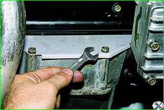 How to remove the gearbox of a VAZ-2121 car